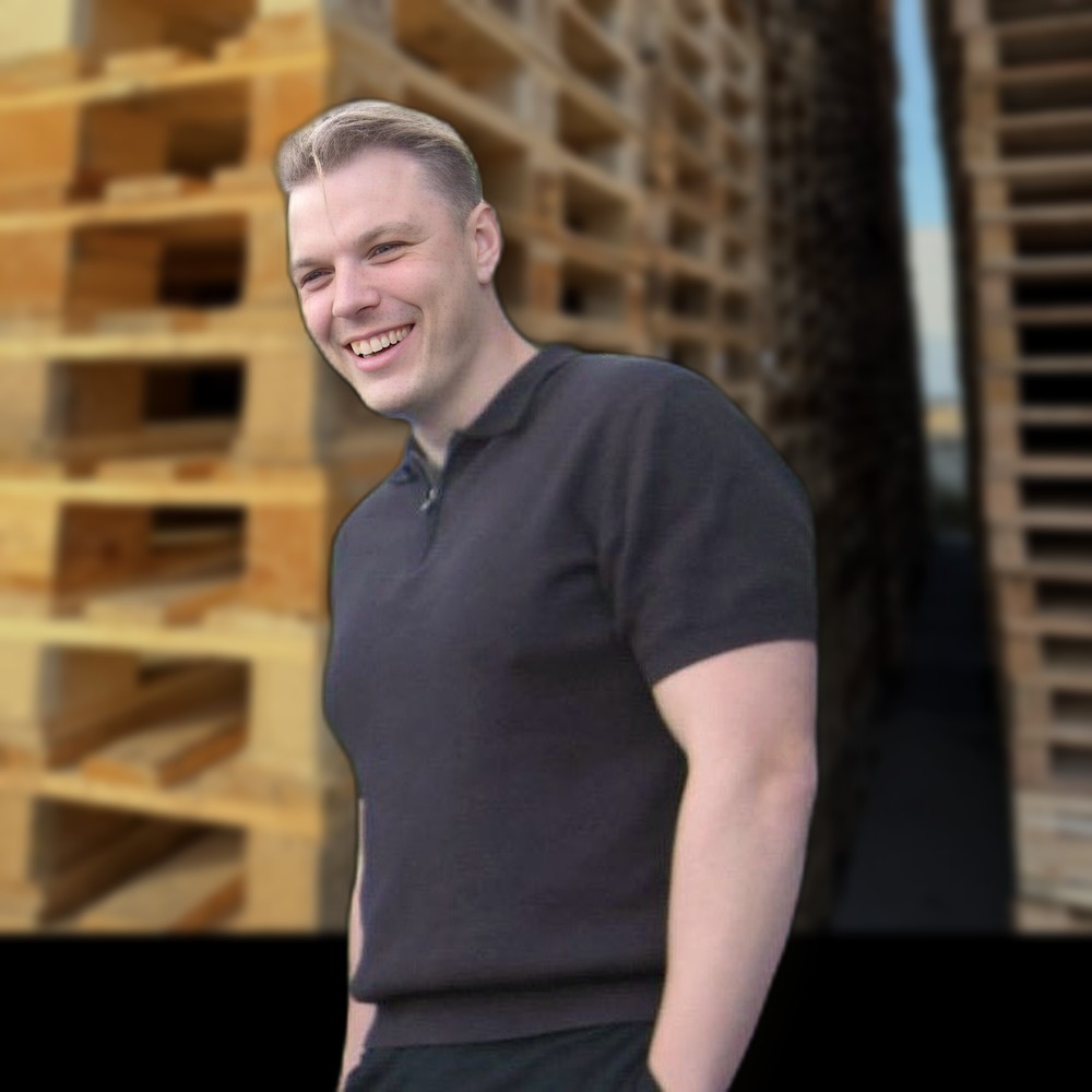 Damian Stal, eigenaar van De Palletleverancier, bij de palletstapels